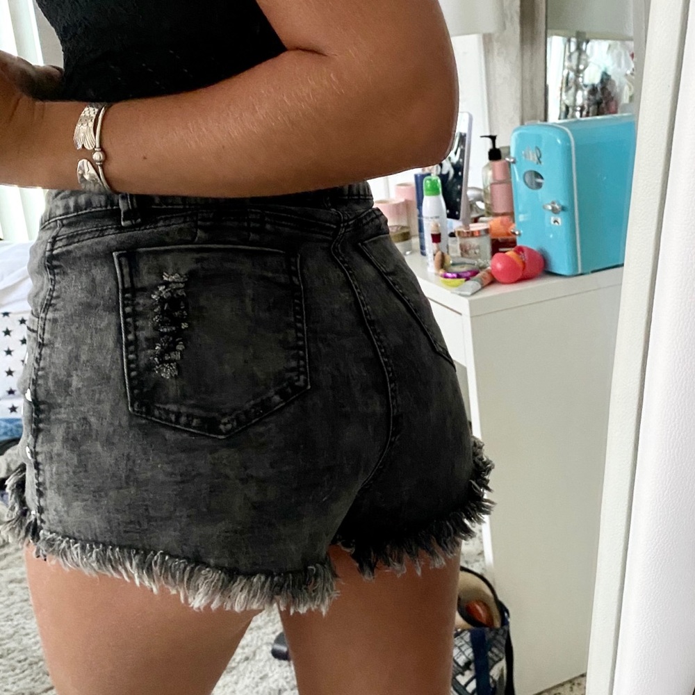 High Waisted Heart Black Denim Shorts🖤🤍 - Picture 3 of 4